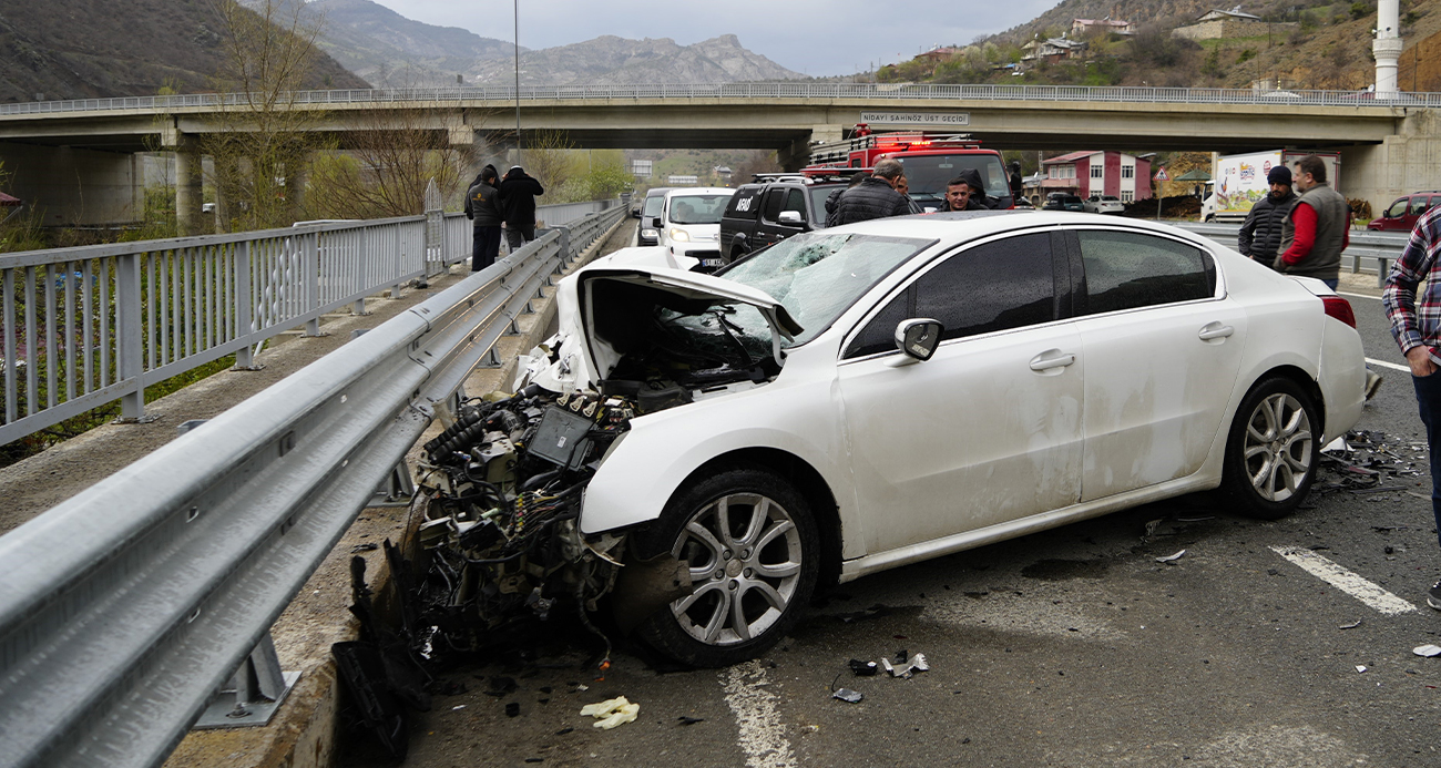GÜMÜŞHANE’DE OTOMOBİL TIRA ÇARPTI: 2 KİŞİ YARALANDI