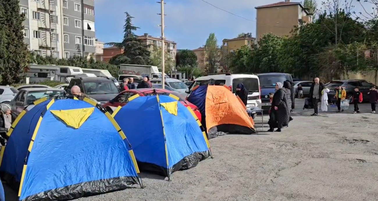 DEPREMİN ARDINDAN VATANDAŞLAR PARK VE BAHÇELERE ÇADIR KURDU