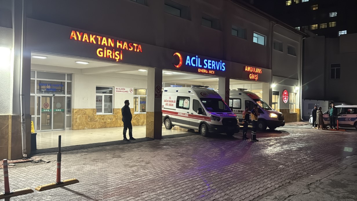 SİVAS’TA YURTTA KALAN 53 ÖĞRENCİ GIDA ZEHİRLENMESİ ŞÜPHESİYLE HASTANEYE BAŞVURDU