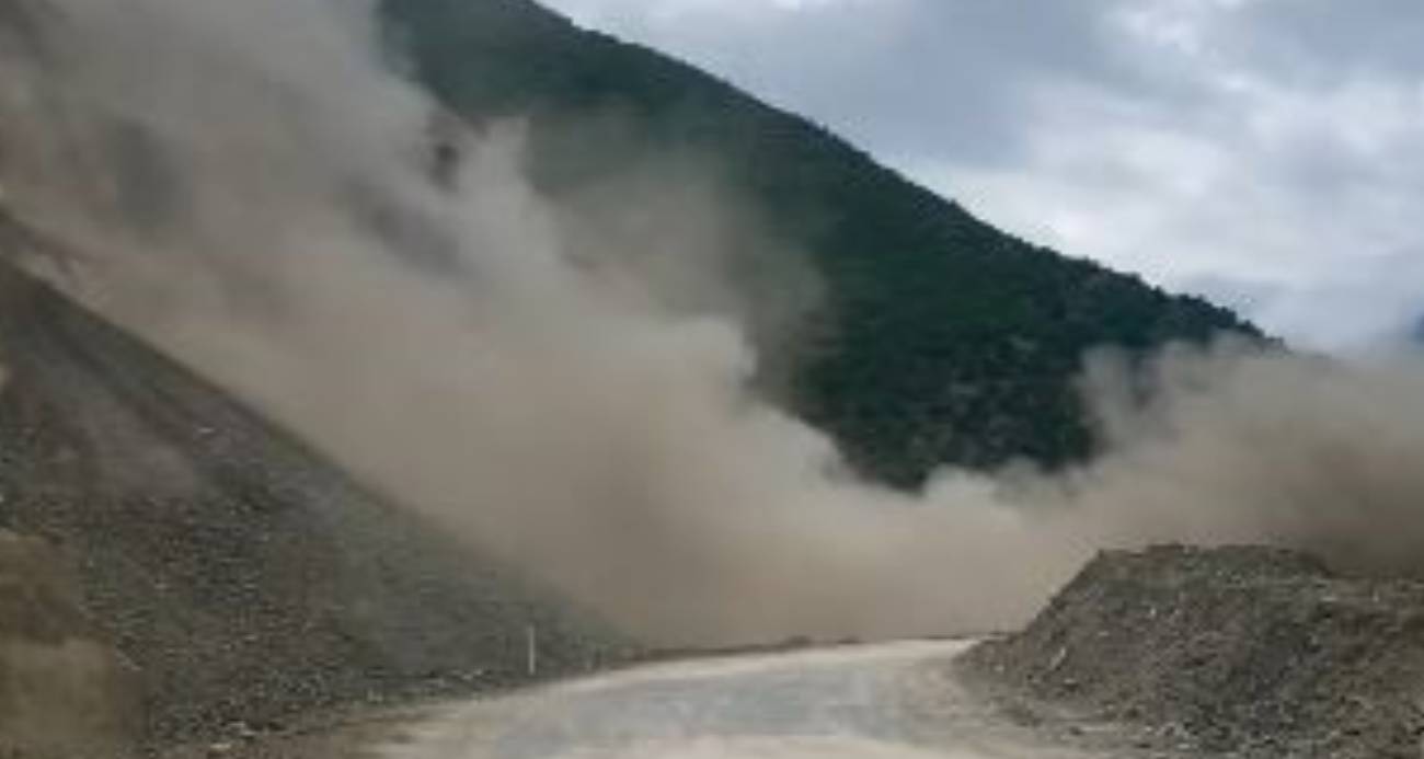 ARTVİN-ŞAVŞAT KARAYOLU’NDA HEYELAN ANI KAMERADA