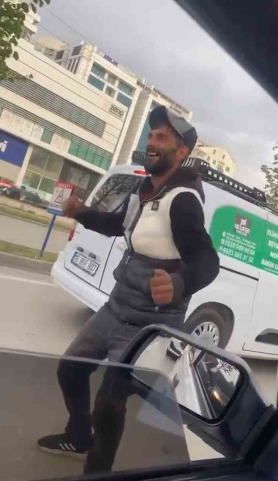MÜZİK SESİNİ DUYUNCA DANS ETMEYE BAŞLADI