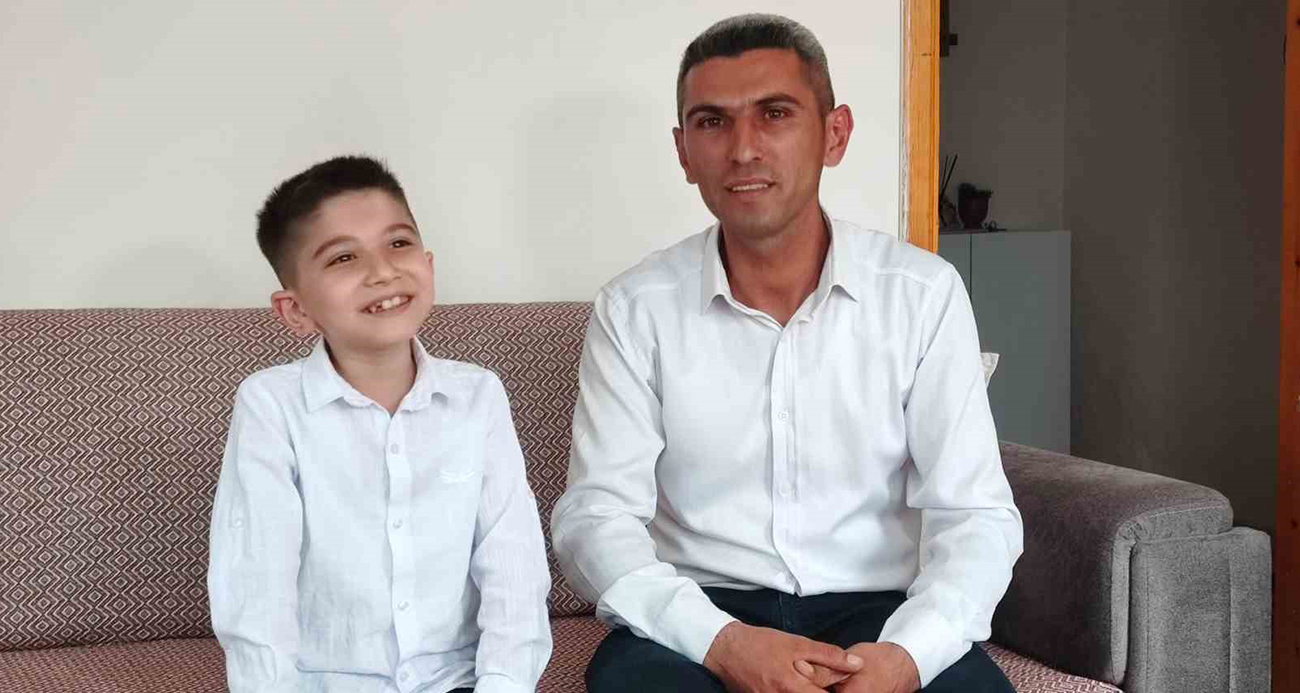 23 NİSAN TÖRENİNDE ŞARKI SÖYLEDİ VİRAL OLDU