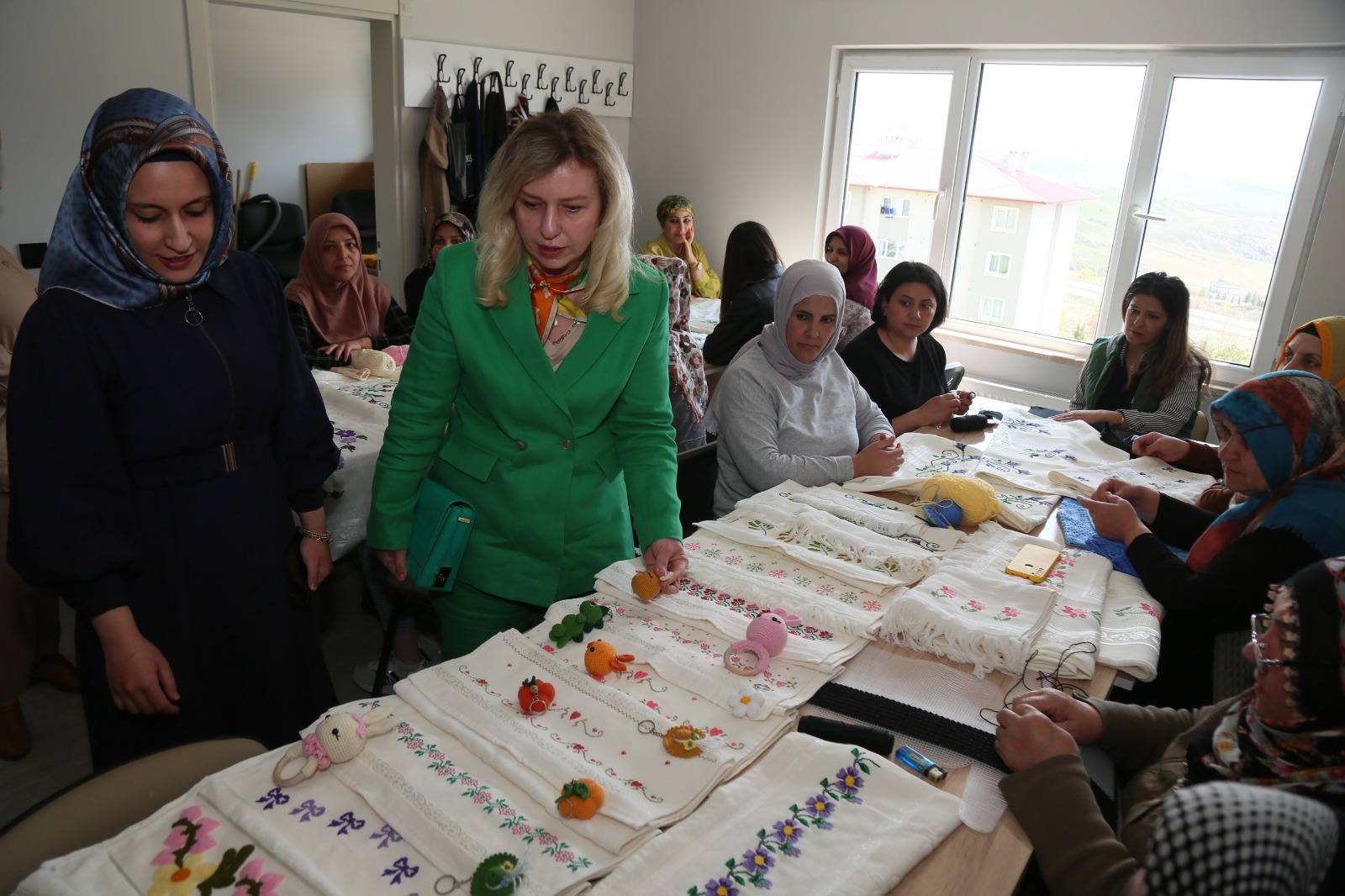 VALİ EŞİ ARZU ÖZKAN ADEM’DE BECERİKLİ KURSİYERLERİ KUTLADI