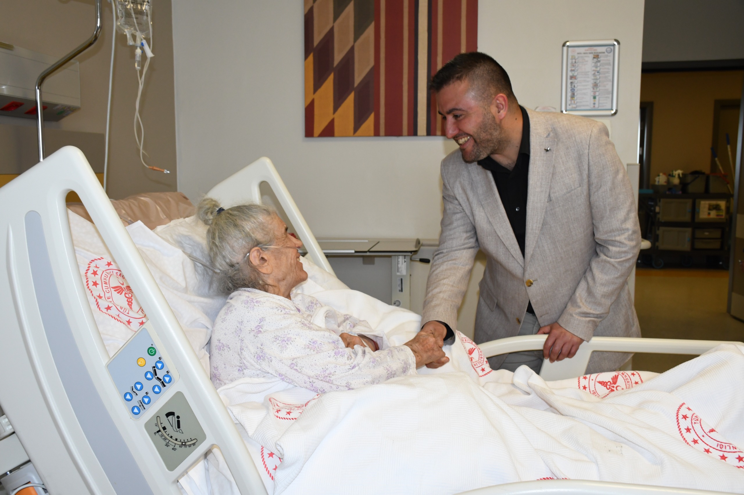 93 yaşındaki hastanın doğum günü hastanede kutlandı