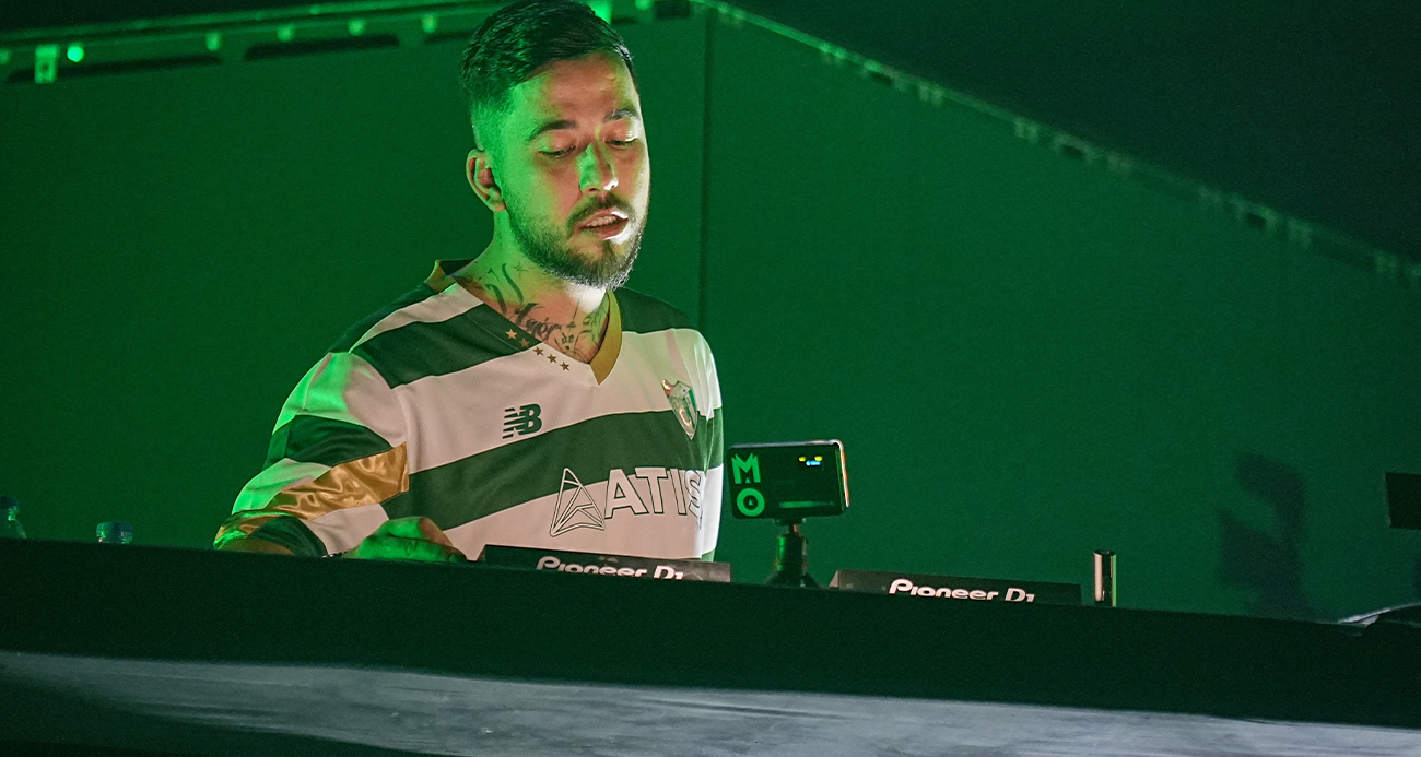 TÜRK DJ MAHMUT ORHAN SAHNEYE BURSASPOR FORMASIYLA ÇIKTI