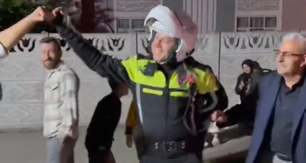 TRAFİK POLİSİ HALAY ÇEKTİ, RENKLİ GÖRÜNTÜLER ÇIKTI
