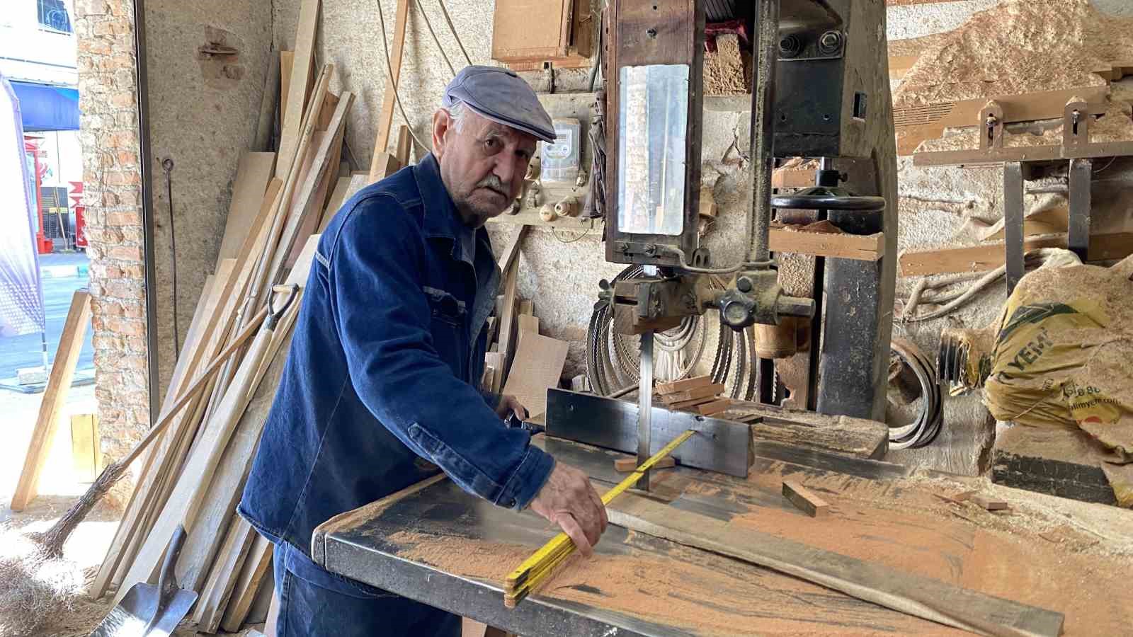 O MESLEK AİLE MİRASI OLDU, 76 YILLIK TEZGAH HİÇ DURMADI