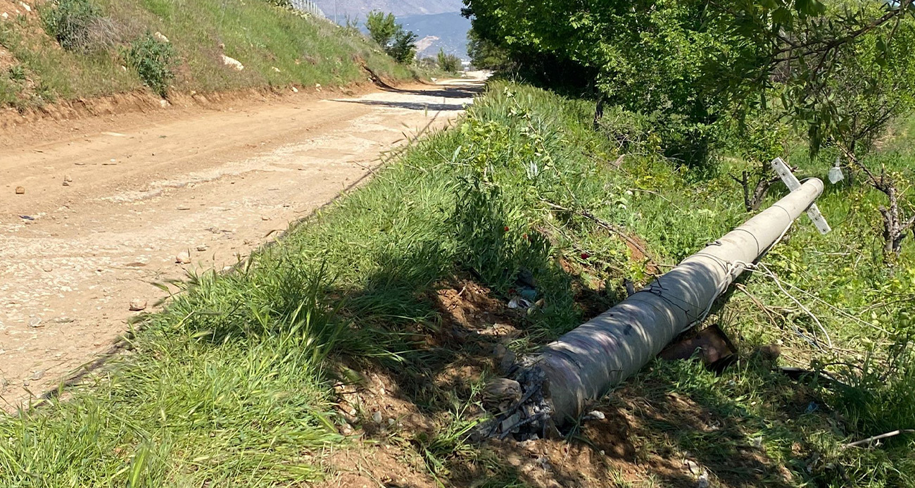 ELEKTRİK DİREĞİNE ÇARPAN OTOMOBİL HURDAYA DÖNDÜ; 2 ÖLÜ 1 YARALI