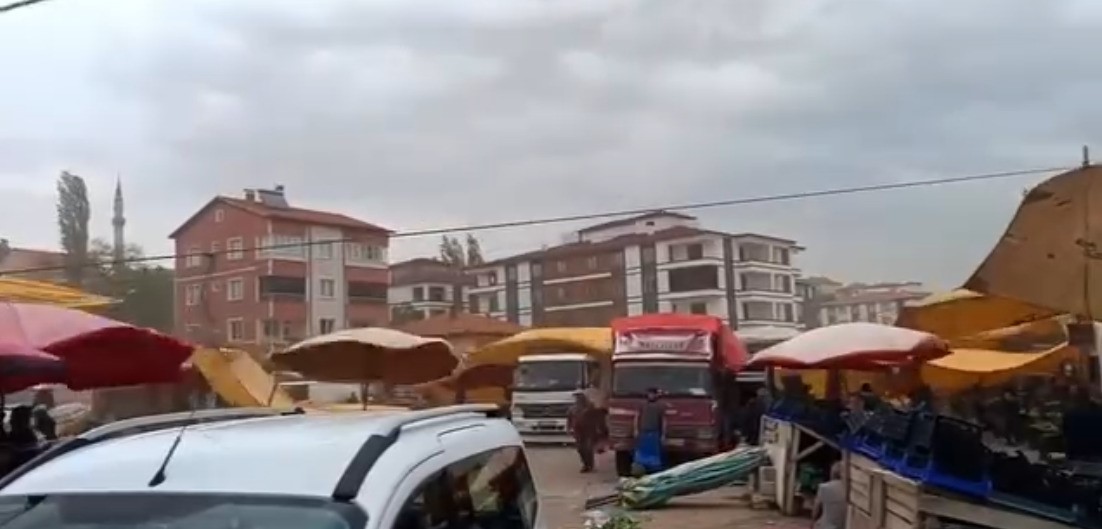 YOZGAT’TA FIRTINA PAZAR YERİNİ UÇURDU