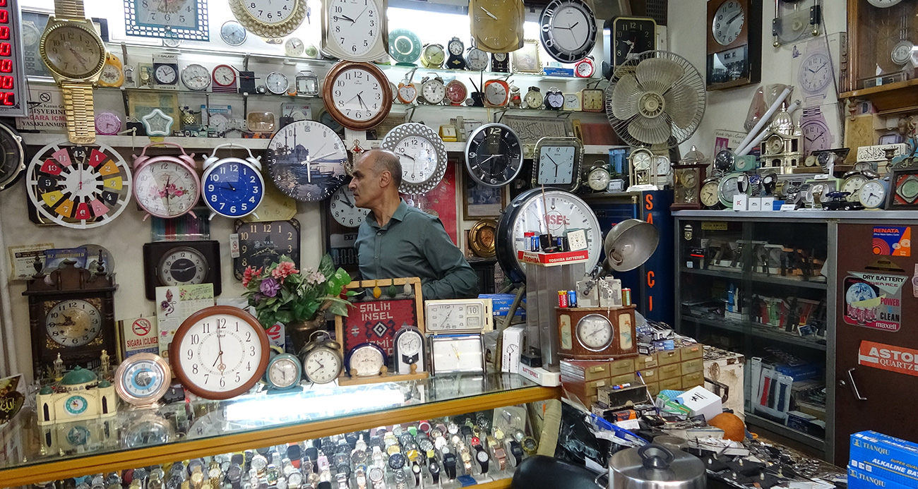 ASIRLIK SAATLER VANLI USTANIN ELİNDE YENİDEN HAYAT BULUYOR