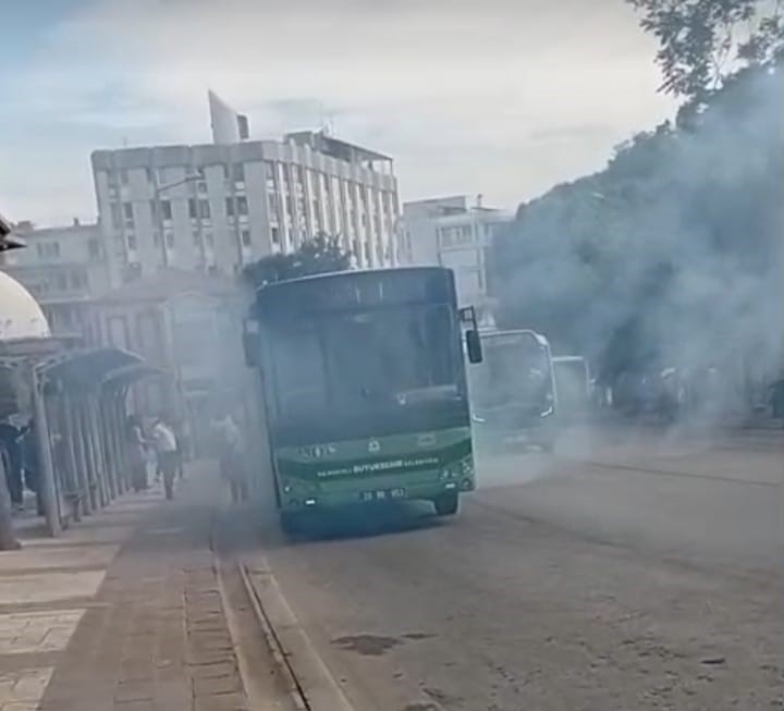 DENİZLİ’DE SEYİR HALİNDEKİ HALK OTOBÜSÜNÜ KAPLAYAN DUMANLAR KORKU DOLU ANLAR YAŞATTI