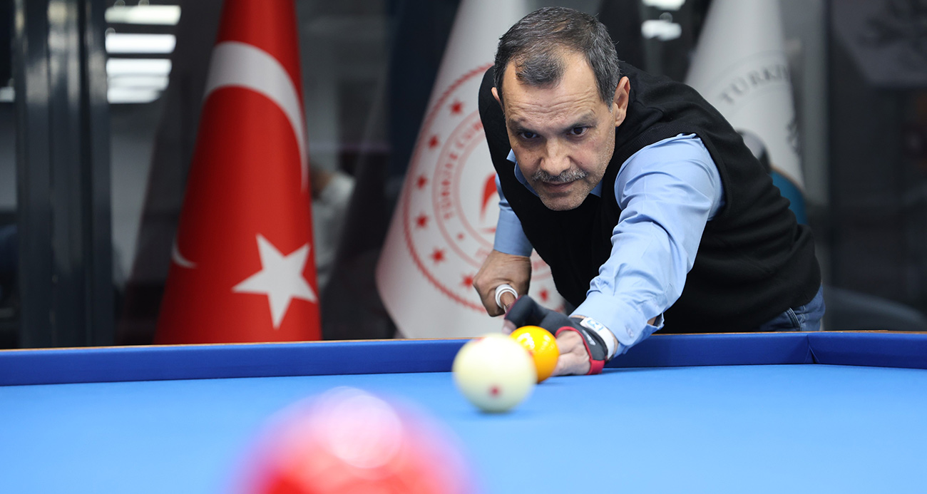 60 YAŞINDA TÜRKİYE BİLARDO ŞAMPİYONU MESLEĞİYLE DİKKAT ÇEKİYOR