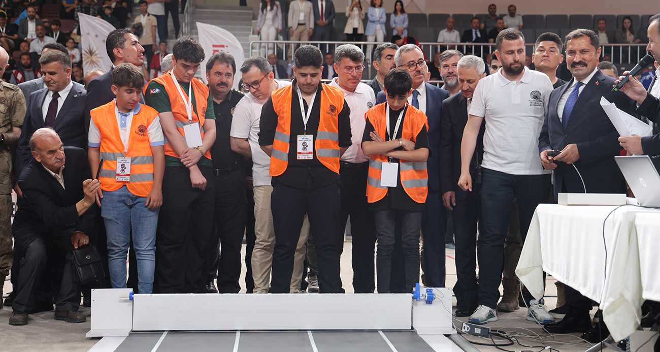 DEPREMZEDE ÖĞRENCİLER ’HATAYBOT’ ROBOT YARIŞMASINDA YARIŞTI