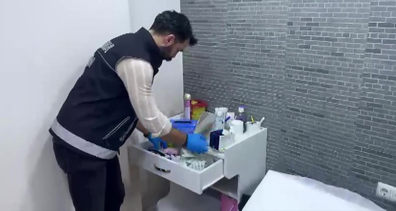 ADANA’DA YASADIŞI KLİNİKLERE OPERASYON: BİNLERCE İLAÇ VE TIBBİ CİHAZ ELE GEÇİRİLDİ