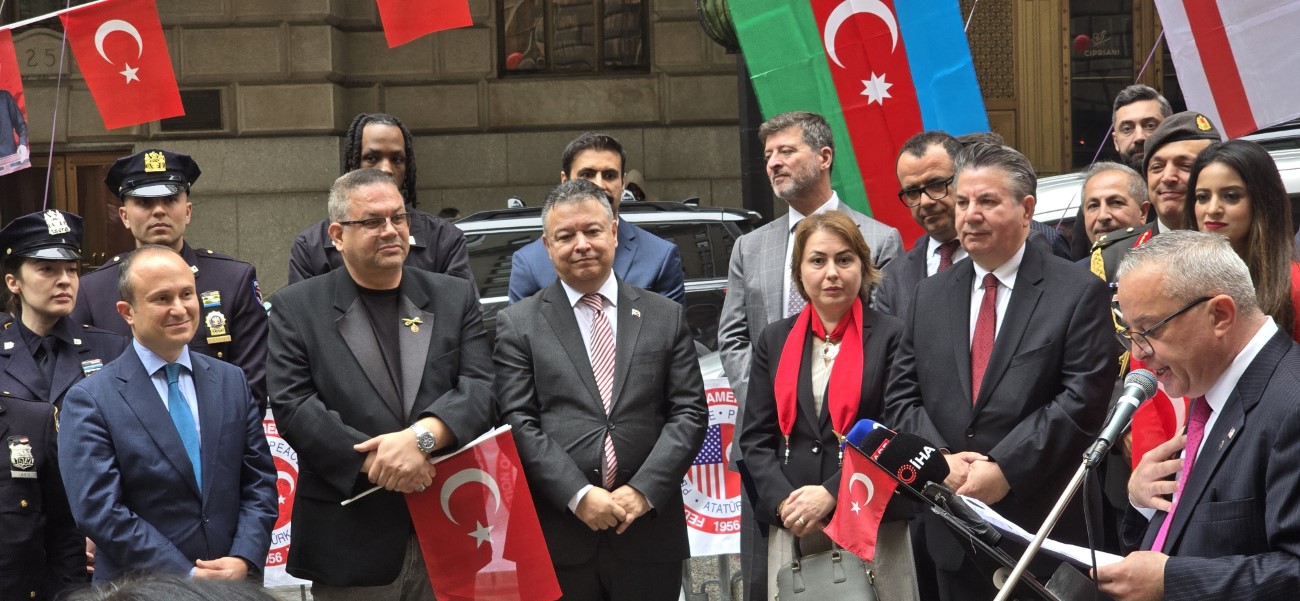 ABD’DE TÜRK BAYRAĞI GÖNDERE ÇEKİLDİ
