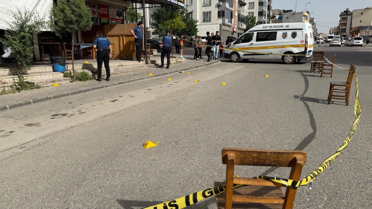 KIRAATHANENİN ÖNÜNDE OTURAN GENCE KANLI İNFAZ