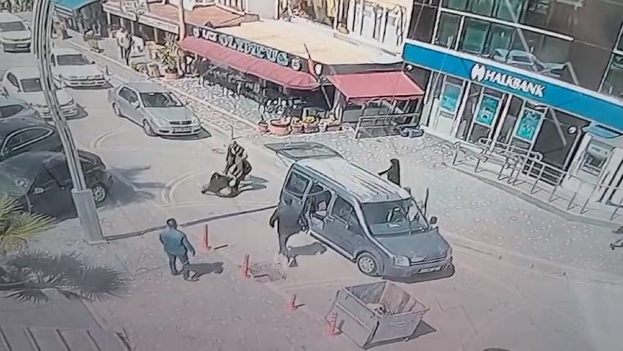 GENÇ KADINI SÜRÜKLEYEREK BÖYLE KAÇIRMAYA ÇALIŞTILAR, TUTUKLANDILAR