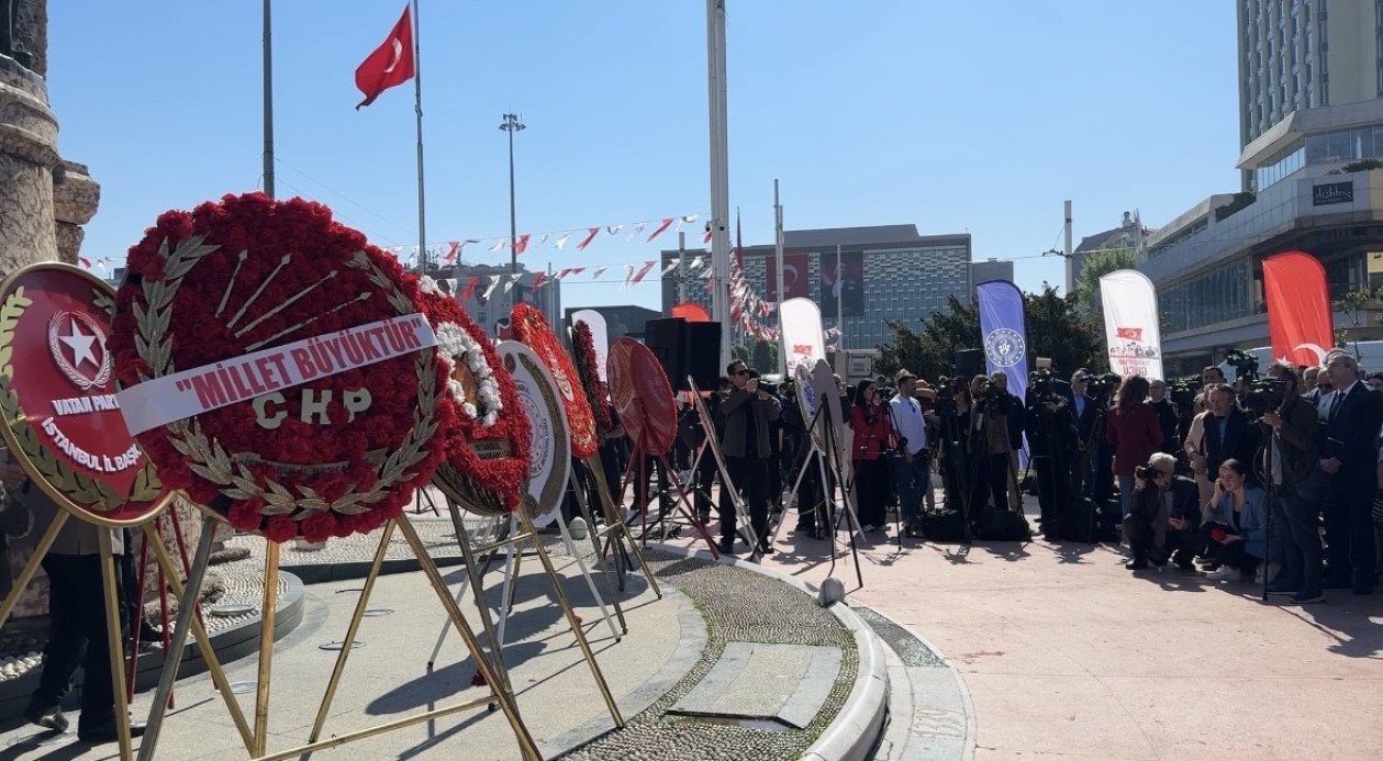 TAKSİM MEYDANI’NDA 19 MAYIS TÖRENİ