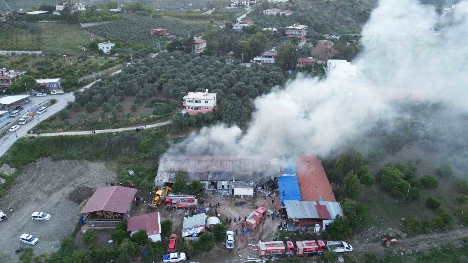 TEKSTİL FABRİKASI ALEVLERE TESLİM OLDU