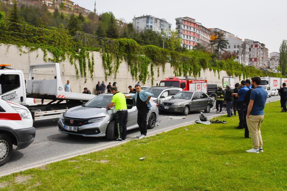 YOZGAT’TA 6 ARAÇ ZİNCİRLEME KAZAYA KARIŞTI: 5 YARALI