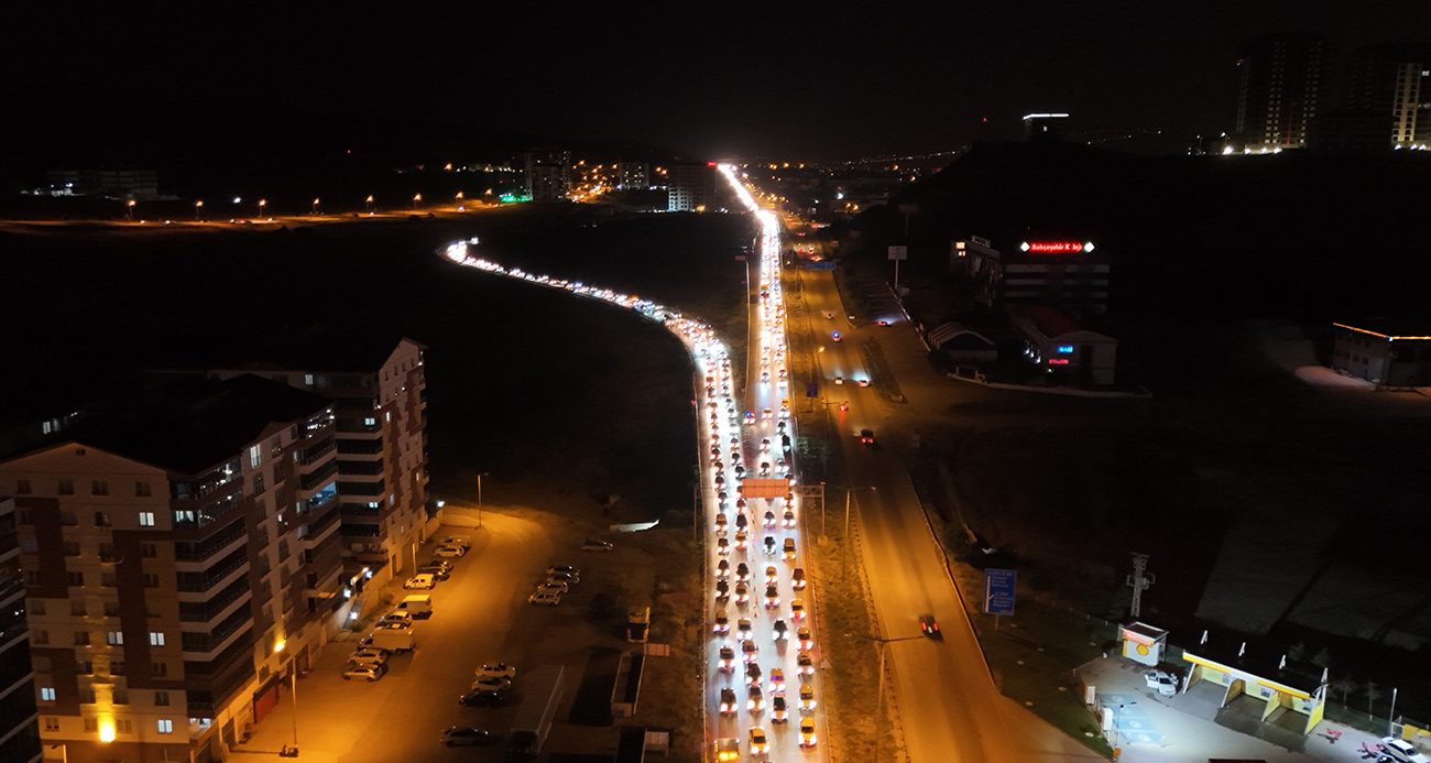 TATİLİN SON GECESİNDE TRAFİK YOĞUNLUĞU ZİRVE YAPTI: 43 İLİN GEÇİŞ GÜZERGAHI HAVADAN GÖRÜNTÜLENDİ
