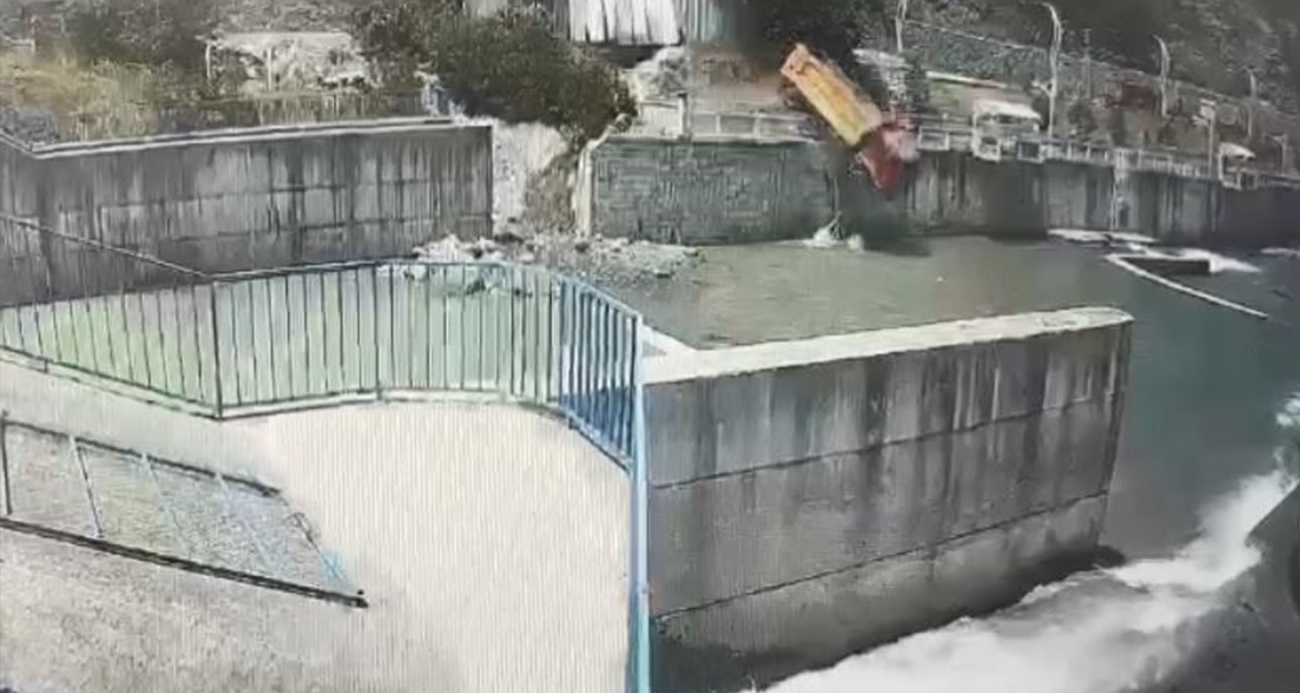 KAMYON DEREYE UÇTU, KAZA ANI KAMERADA 