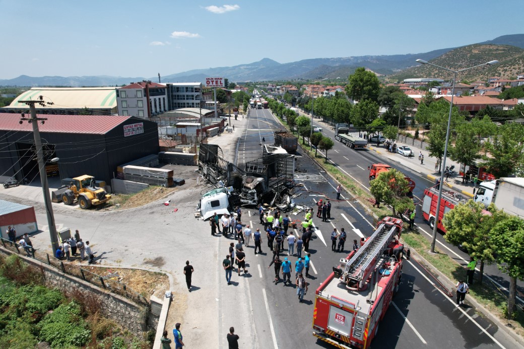 D-650’DE KONTROLDEN ÇIKAN TIR KARŞI ŞERİDE GEÇEREK FACİAYA YOL AÇTI: 1 ÖLÜ, 2 YARALI 