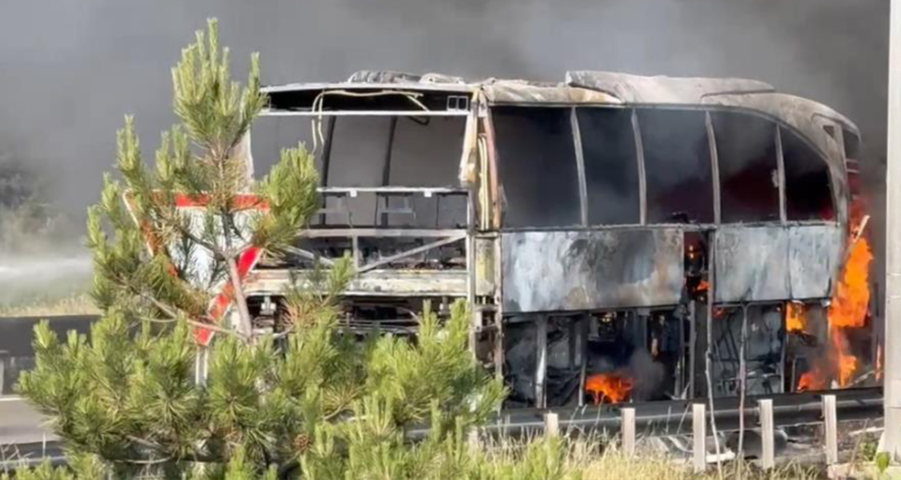 TEM’DE YOLCU OTOBÜSÜ ALEV ALEV YANDI: YOL TRAFİĞE KAPANDI