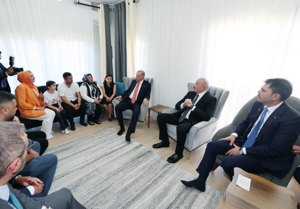 CUMHURBAŞKANI ERDOĞAN VE ALİYEV, KAHRAMANMARAŞ’TA DEPREMZEDE BİR AİLEYİ ZİYARET ETTİ