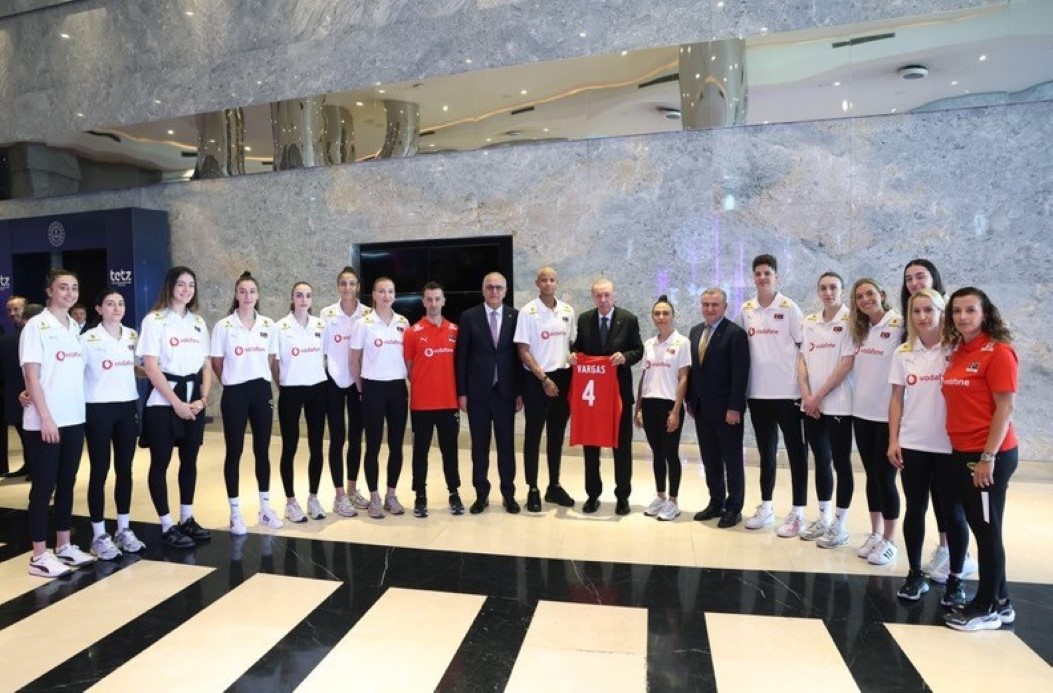 CUMHURBAŞKANI ERDOĞAN, A MİLLİ KADIN VOLEYBOL TAKIMI İLE BİR ARAYA GELDİ