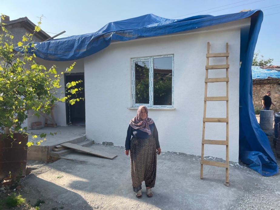 EVİ KÜL OLAN 72 YAŞINDAKİ KADININ YÜZÜ İHA’NIN HABERİNDEN SONRA GÜLDÜ