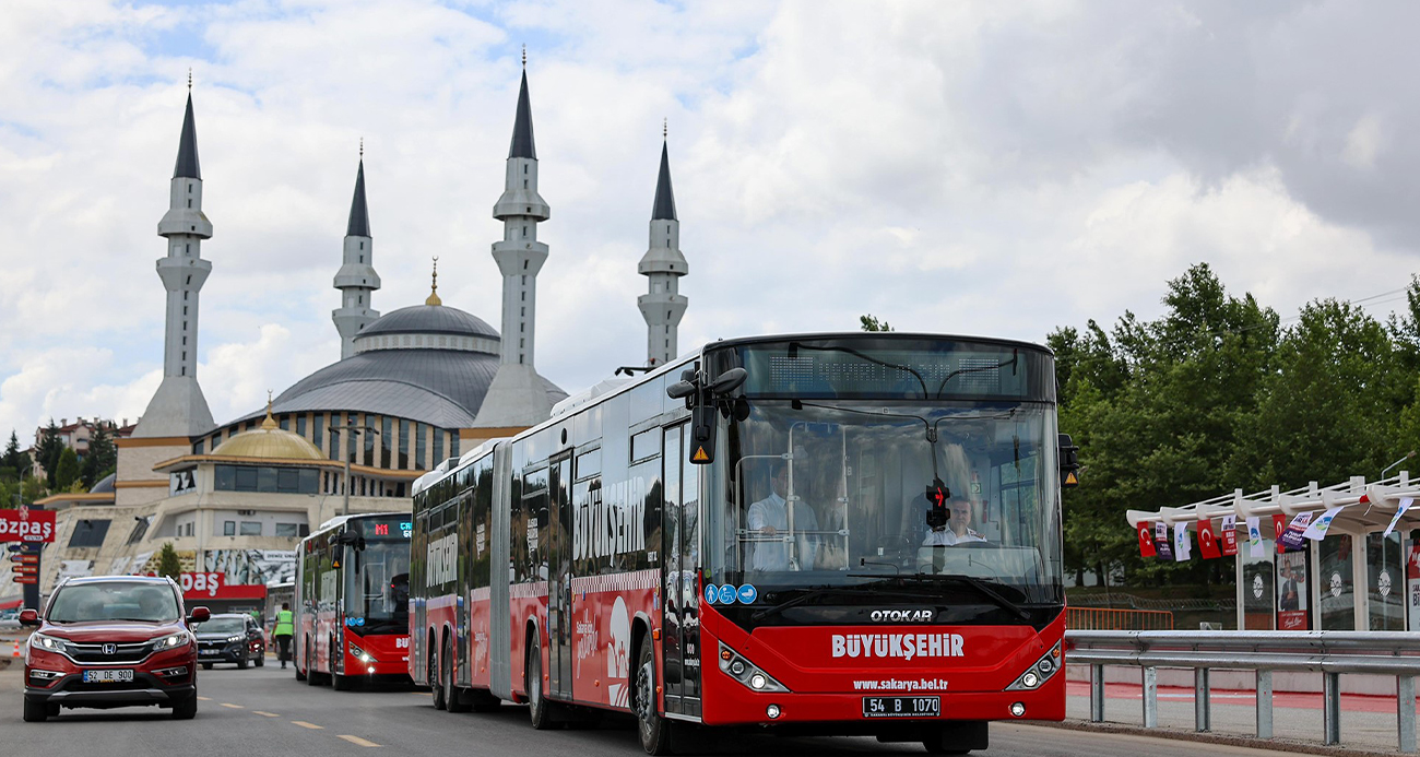 TÜRKİYE’DE İKİNCİ ŞEHİR SAKARYA OLDU: METROBÜSLER İLK SEFERİNİ YAPTI