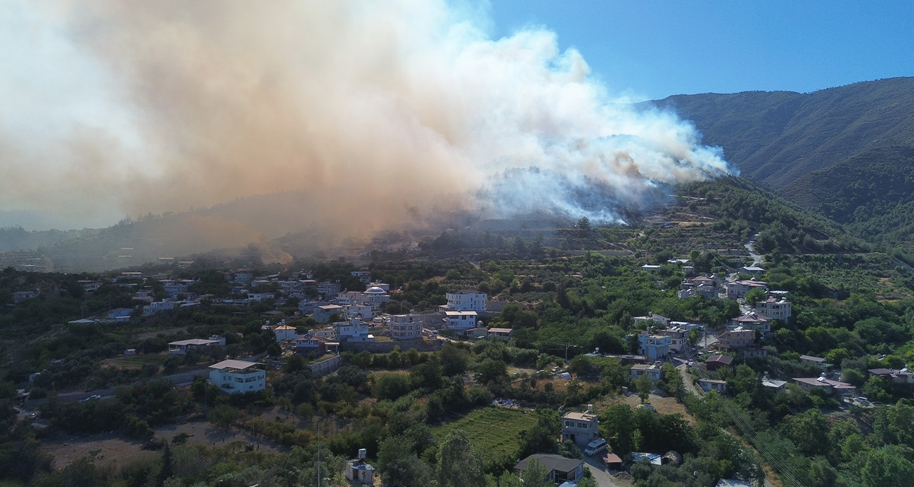 HATAY’DAKİ ORMAN YANGININA HAVADAN VE KARADAN MÜDAHALE DRON İLE GÖRÜNTÜLENDİ