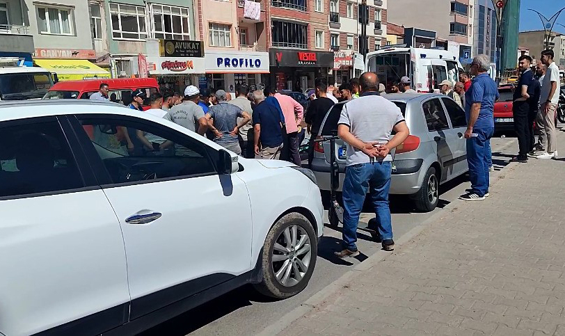 Hem ehliyetsiz hem de plakasız motosikletli yayaya çarptı