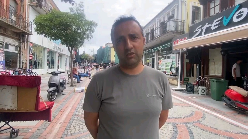 BAŞIBOŞ 8 KÖPEK, KÖPEĞİNİ GEZDİREN VATANDAŞA SALDIRDI 