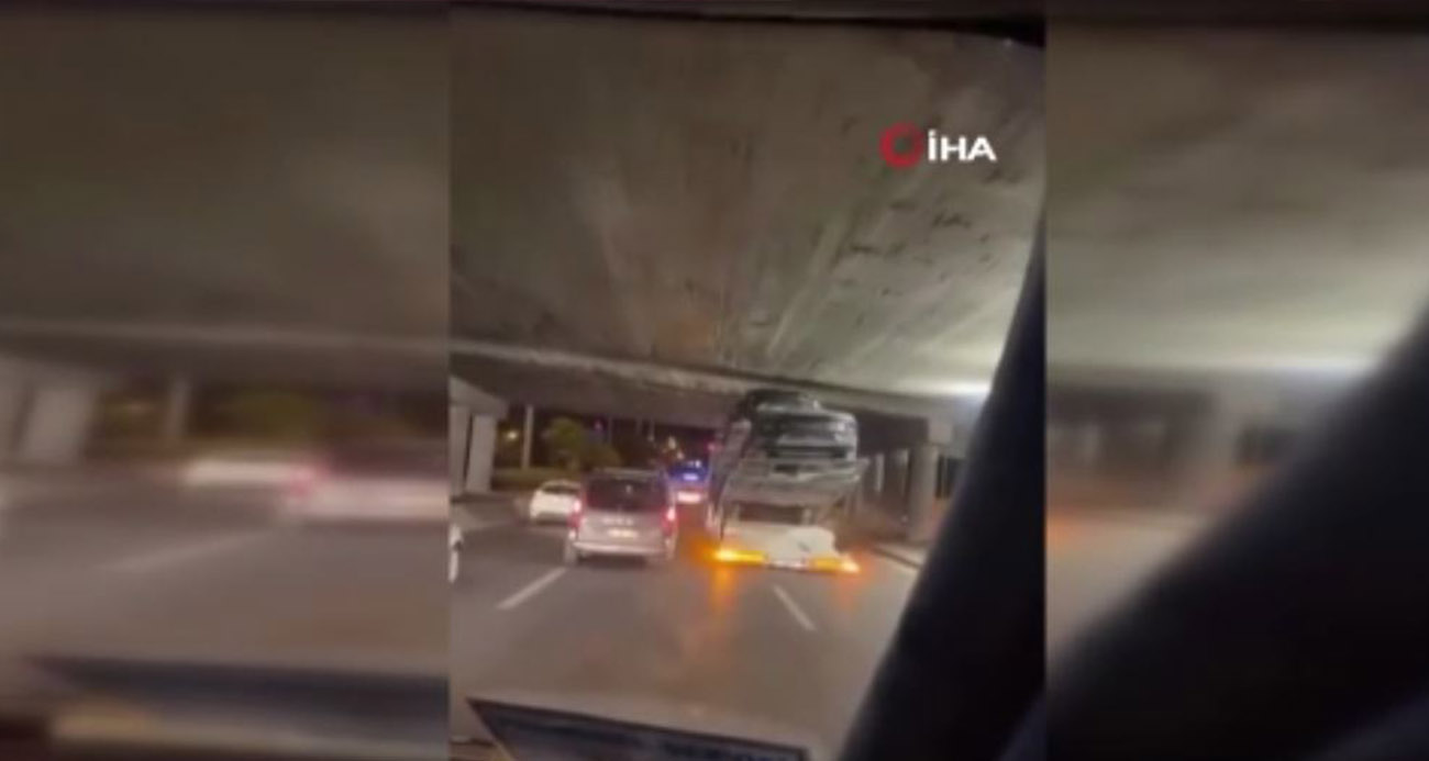 SON MODEL ARAÇLARLA YÜKLÜ TIR KÖPRÜ ALTINA SIKIŞTI