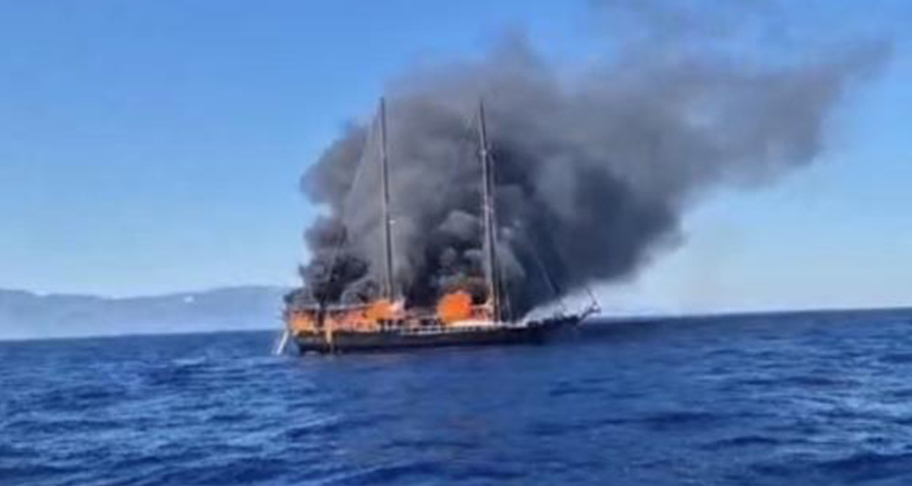 BODRUM’DA KORKU DOLU ANLAR! AHŞAP TEKNE YANARAK BATTI 