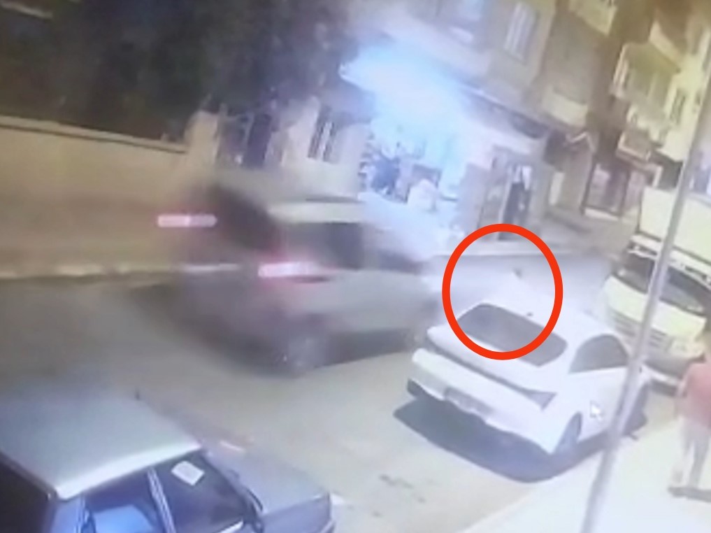 SİİRT’TE ANİDEN YOLA ÇIKAN ÇOCUĞA ARACIN ÇARPTIĞI ANLAR KAMERADA
