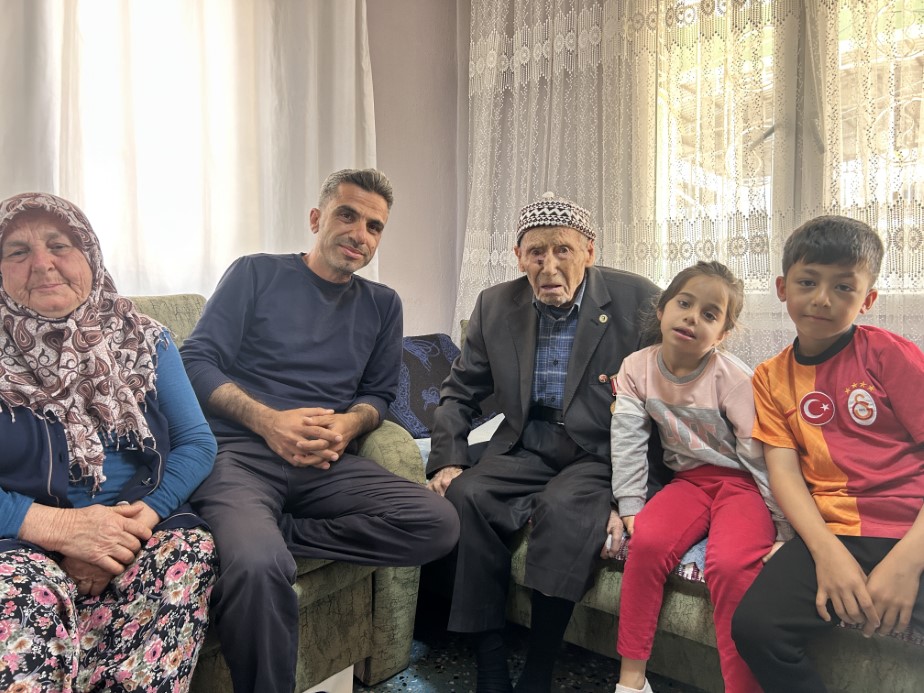 103 YAŞINDAKİ KORE GAZİSİ TORUNUNUN, TORUNUNU GÖRDÜ