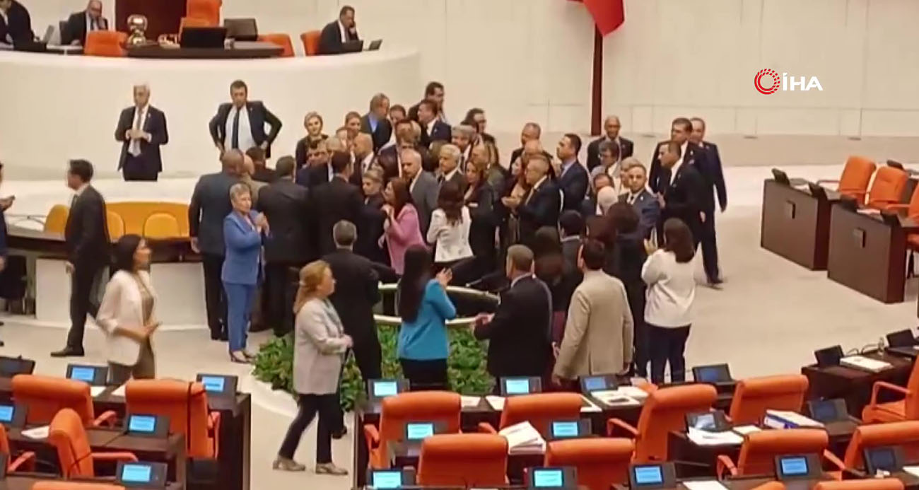 CHP’LİLER KÜRSÜYÜ İŞGAL ETTİ