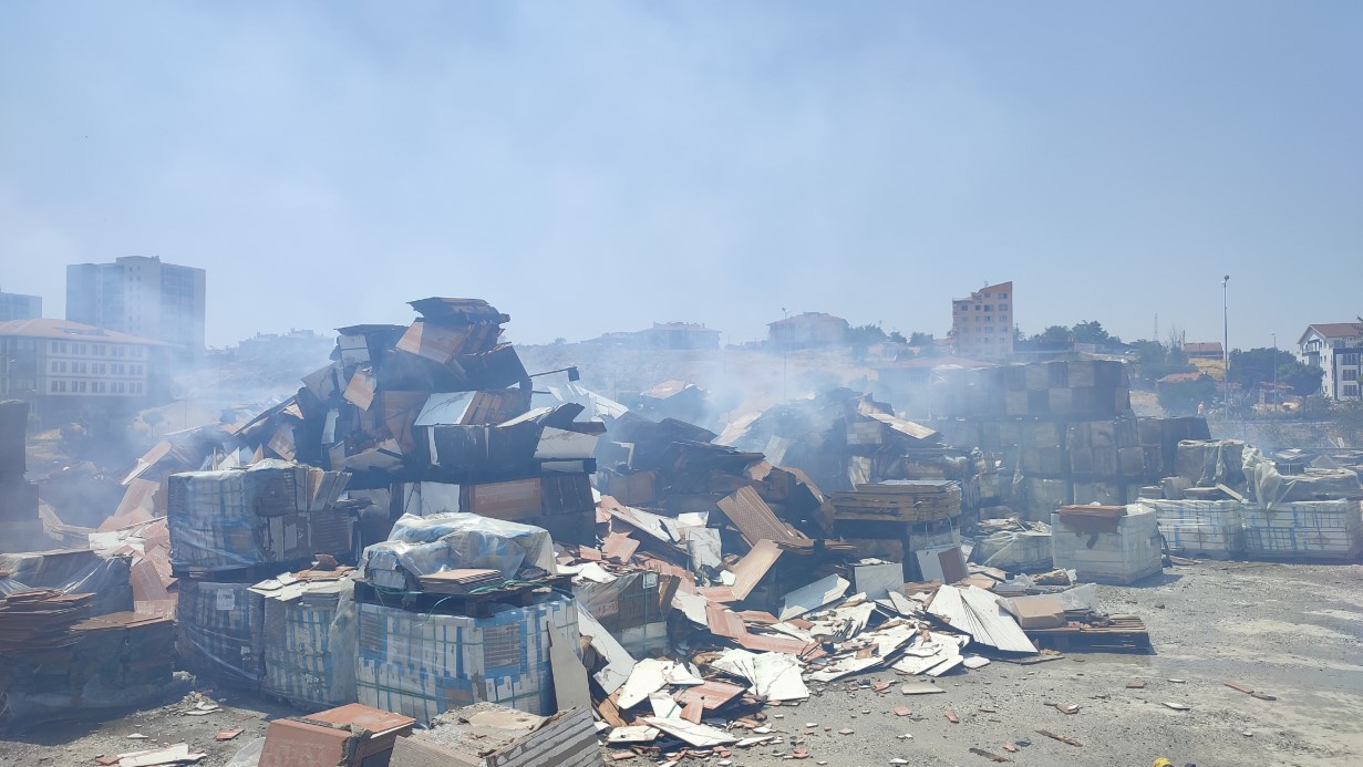 ANKARA’DA OTLUK ALANDA ÇIKAN YANGIN FAYANS DEPOSUNU KÜLE ÇEVİRDİ