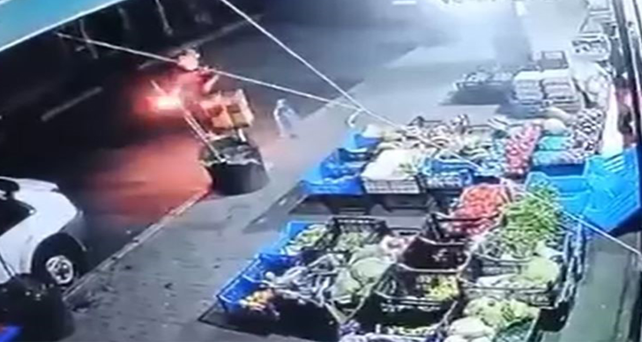 KÜÇÜKÇEKMECE’DE MARKETE MOLOTOFLU SALDIRI KAMERADA