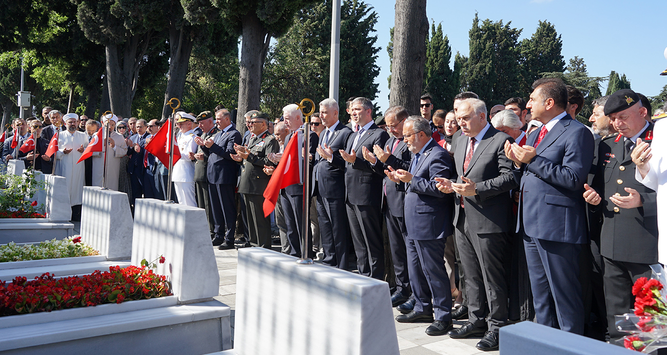 15 TEMMUZ ŞEHİTLERİ EDİRNEKAPI ŞEHİTLİĞİ’NDE DUALARLA ANILDI