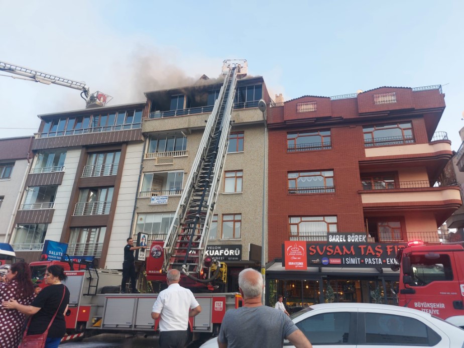 ANKARA’DA BİR BİNANIN EN ÜST KATINDAN KORKUTAN YANGIN