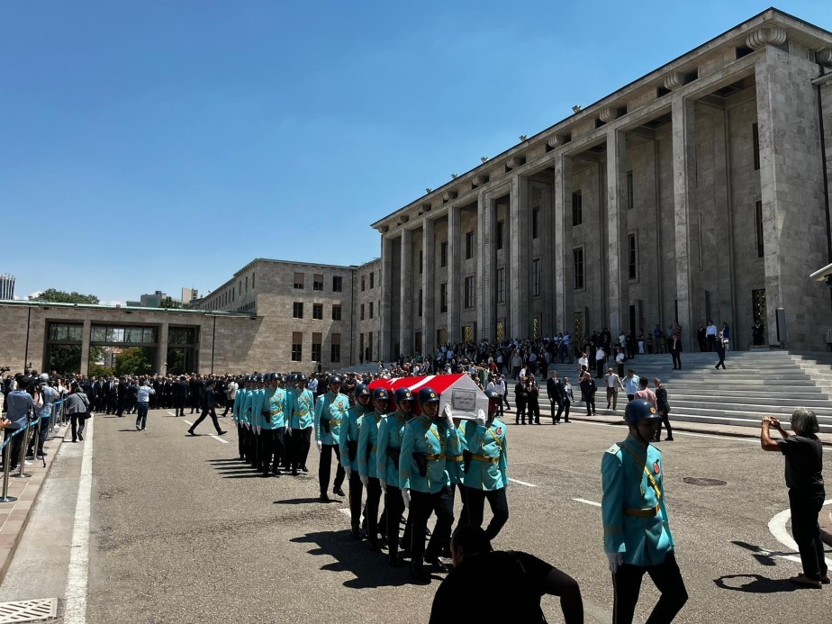 ALTAN ÖYMEN İÇİN TBMM’DE CENAZE TÖRENİ DÜZENLENDİ 