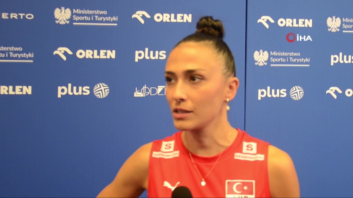 A MİLLİ KADIN VOLEYBOL TAKIMI'NIN KAPTANI SİMGE AKÖZ: "ÇOK ÜZGÜNÜZ"