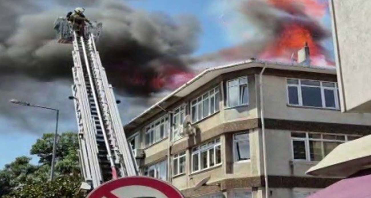 ÜSKÜDAR’DA 3 KATLI BİNANIN ÇATISINDA YANGIN ÇIKTI