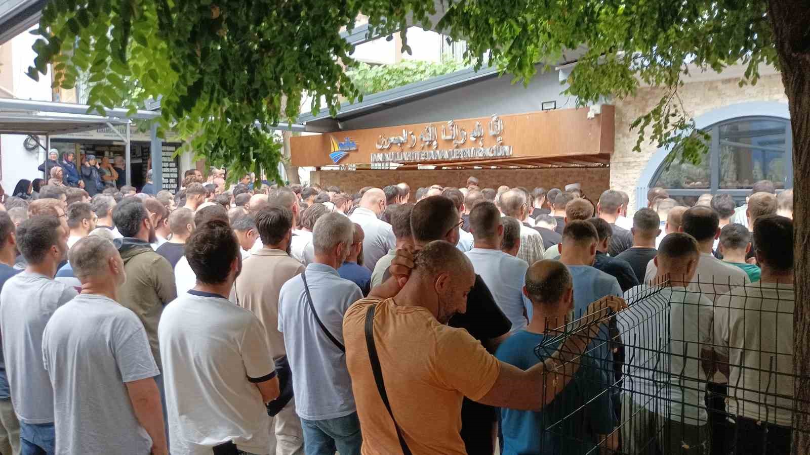 KIZINI DÖVEN BABAYI UYARDI DİYE, EŞİNİN GÖZLERİ ÖNÜNDE BIÇAKLANARAK ÖLDÜRÜLDÜ