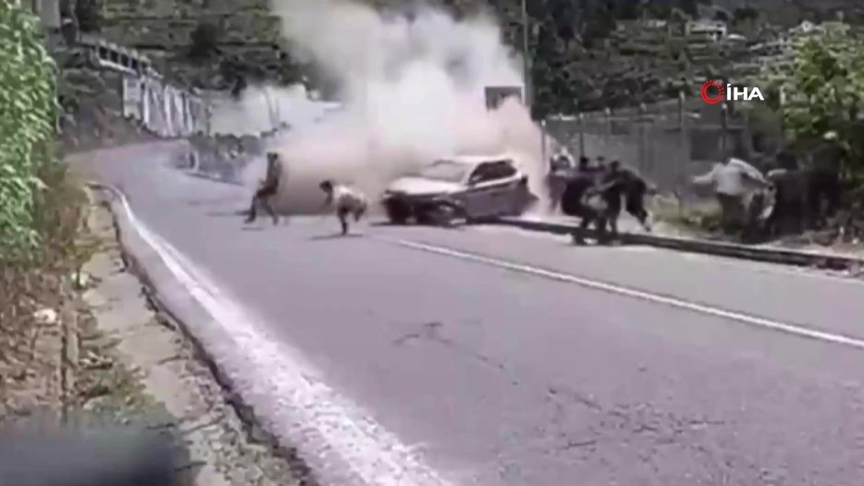EKVADOR'DA RALLİ ARACI KALABALIĞIN ARASINDA DALDI: 2 ÖLÜ, 18 YARALI