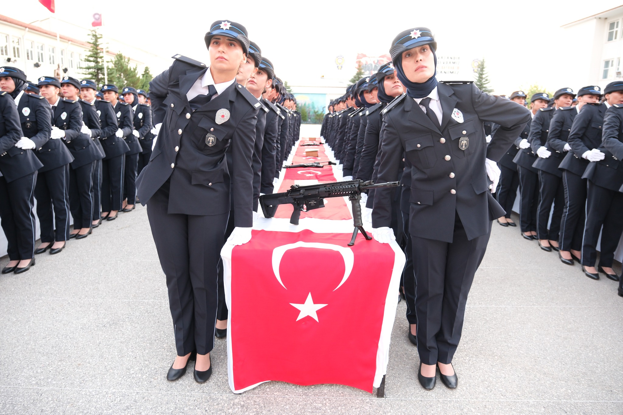 YOZGAT POMEM’DE 297 BAYAN POLİS ADAYININ MEZUNİYET SEVİNCİ